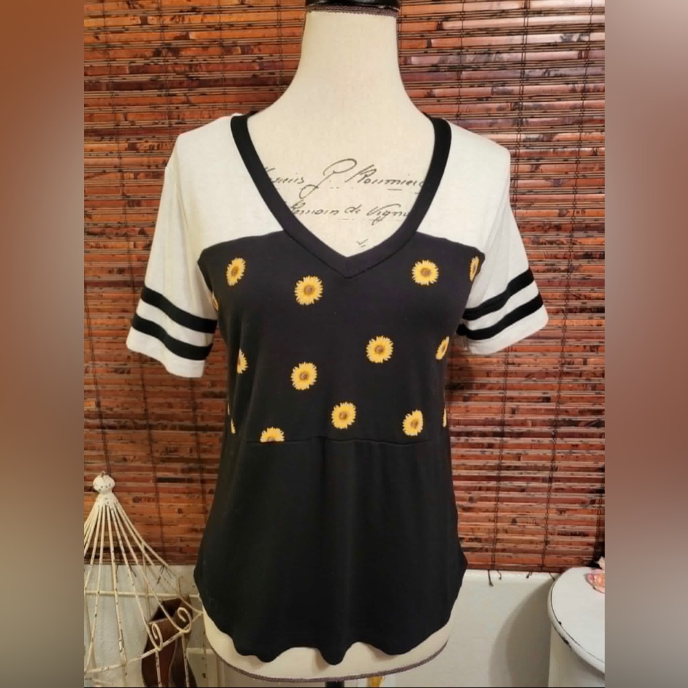 No Boundaries Sunflower V-Neck Tee - Black and White